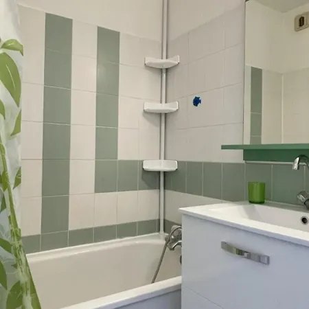 Apartment 2 Avec Piscine Et Terrasse, A 50m De La - Fr-1-748-9